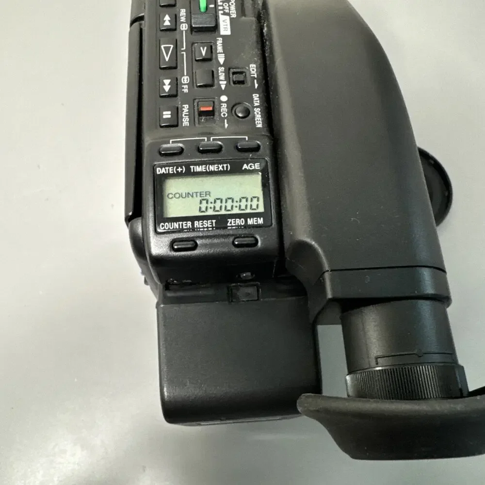 Sony Handycam NTSC Video 8 CCD-F77 Camcorder & Battery Black